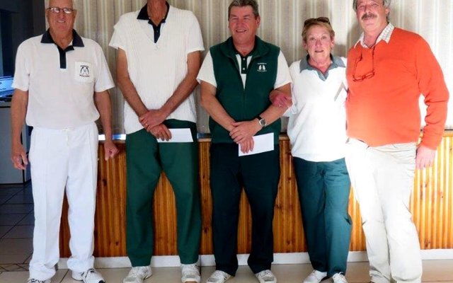 Vlnr: Archie Chambers (klubkaptein), Jan Fouche (skipper), Sonia Chambers, Chris Malec en Attie Louw (borg). Foto : Kim Breach